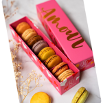 Une boîte rose Amour remplie de 7 macarons