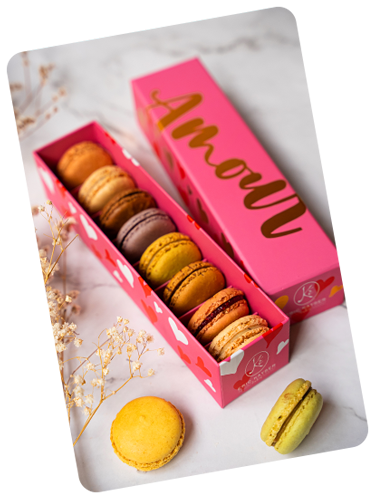 Une boîte rose Amour remplie de 7 macarons