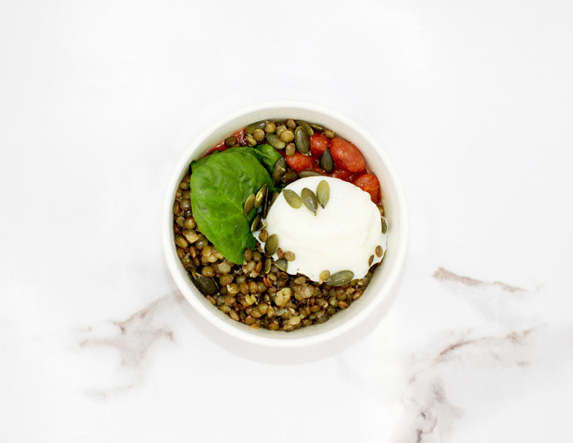 Petites salade de haricots, lentilles et oeuf pochés