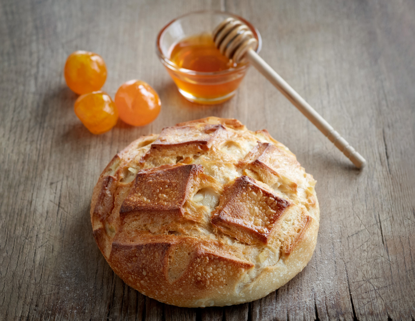 Un pain ekmek fait de levain liquide, miel et huile d’olive est agrémenté de yuzu, citron et orange confits.