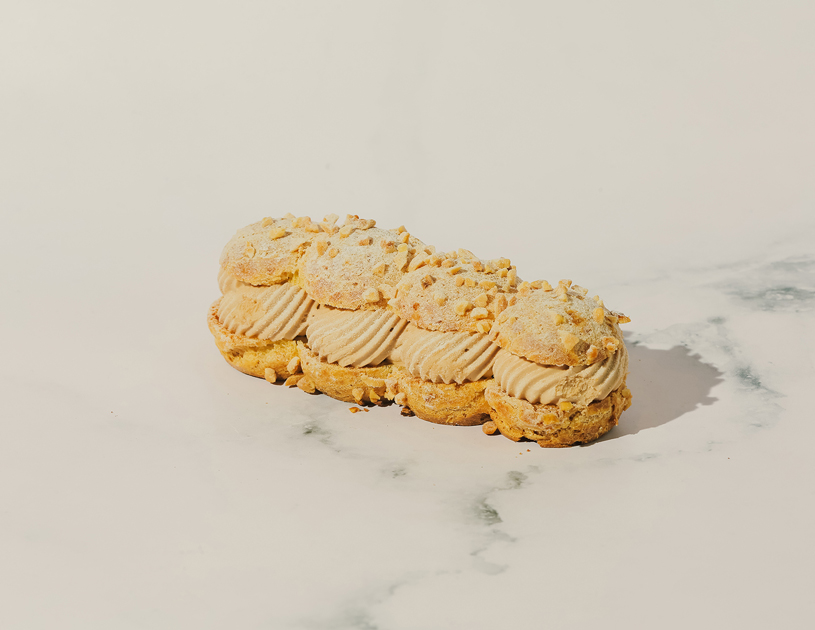 La pâte à choux sert d'écrin à un délice de crème praliné, feuillantine et noisettes caramélisées.