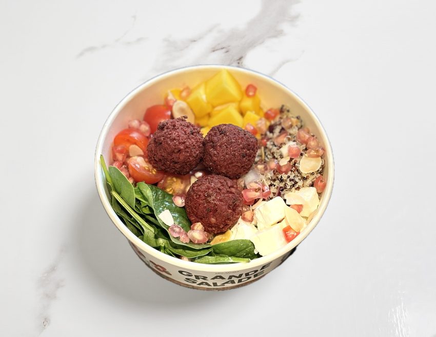 Grande salade de quinoa, falafels, mangue et grenades