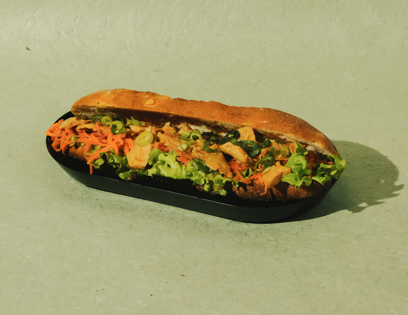 Un sandwich garni d’effilochés vegans, de carottes râpées et cébettes sublimés par une marinade relevée.