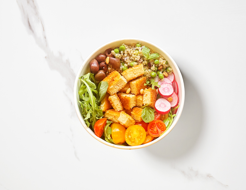 Une salade colorée aux saveurs du Sud, composée de légumes et d'une spécialité végane panée à base de blé. Idéale pour un repas végétarien frais et ensoleillé.