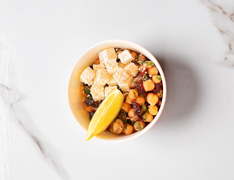 Une salade savoureuse alliant la douceur de l’houmous, la richesse des pois chiches, la fraîcheur de la féta et la touche acidulée des cranberries.
