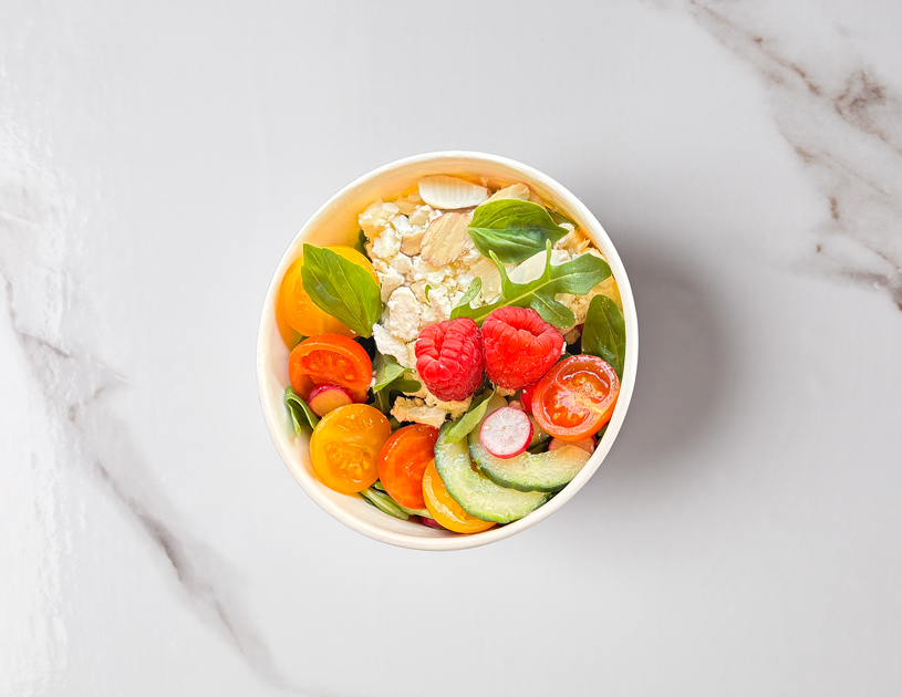 Une salade originale mêlant la douceur du fromage de chèvre, la fraîcheur de la tomate et l'acidité subtile de la framboise.