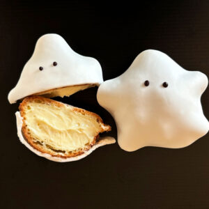 Deux choux garnis de crème vanille et décorés de pâte à sucre.