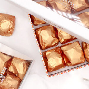 Nous vous proposons nos marrons glacés par cinq ou par neuf, à déguster sans compter.