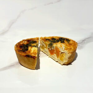 Une quiche individuelle faite d’une pâte brisée aux herbes de Provence, de butternut, feta et graines de courge.