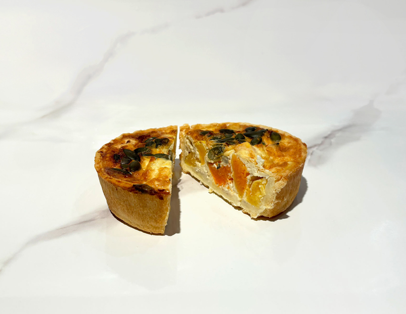 Une quiche individuelle faite d’une pâte brisée aux herbes de Provence, de butternut, feta et graines de courge.