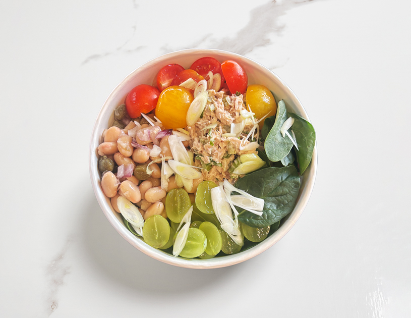 Les saveurs d’automne se retrouvent dans cette grande salade faite de thon, mayonnaise, pomme verte, céleri branche, cébette, cornichons, moutarde de Dijon, sauce sriracha, jus de citron, haricots, câpres, oignon rouge, basilic, raisins verts et tomates cerises.