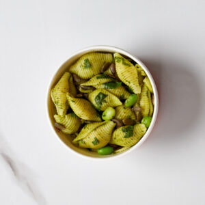 La simplicité a du goût dans cette petite salade de pâtes au pesto de basilic, fèves de soja, curry et graines de courge.