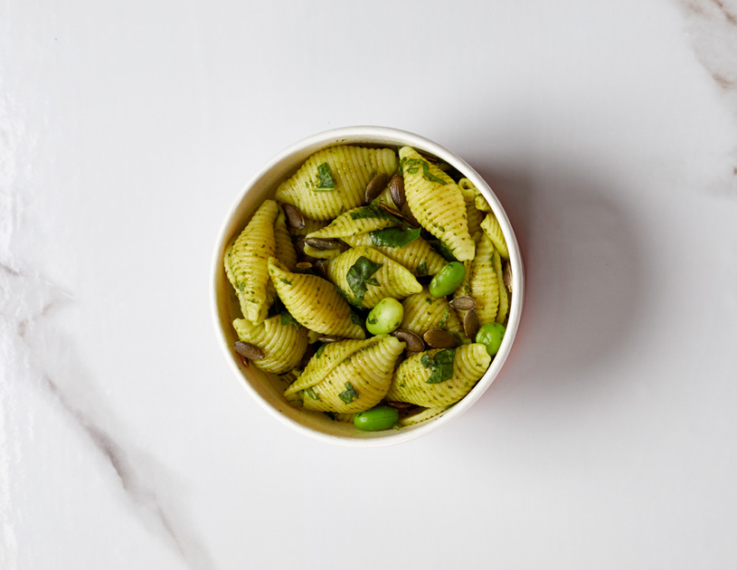 La simplicité a du goût dans cette petite salade de pâtes au pesto de basilic, fèves de soja, curry et graines de courge.