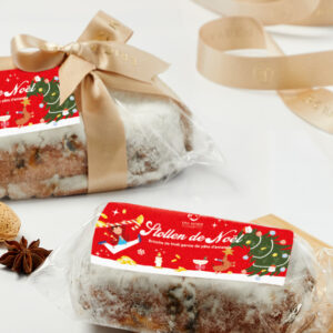 Une gourmandise garnie d’un fourrage à la pâte d'amandes et de fruits secs.