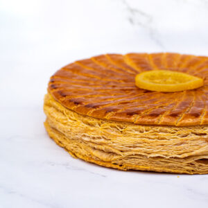 La Maison Kayser dévoile une création signature qui revisite la galette des Rois : une crème frangipane aux amandes relevée de notes d’agrumes, avec de l’orange, du pamplemousse et du citron vert, associée à un feuilletage pur beurre, doré et croustillant.