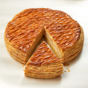Succombez à l’incontournable galette à la frangipane: une pâte feuilletée dorée et croustillante, réalisée au bon beurre du Poitou, renfermant une frangipane fondante et généreuse aux amandes.