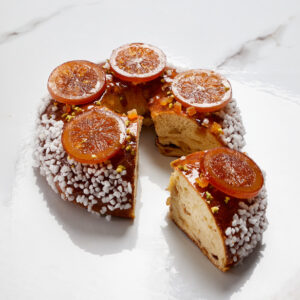 Symbole de partage et de fête, notre brioche des Rois du Sud garnie de fruits confits dévoile une texture fondante et aérienne, relevée par la finesse de la fleur d’oranger.