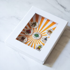 Sept fèves en pendentifs replongent dans l’enfance en s’inspirant du thème « Rois et Reines du monde ».