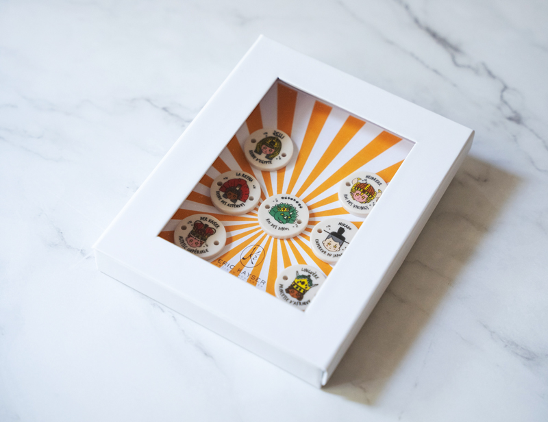 Sept fèves en pendentifs replongent dans l’enfance en s’inspirant du thème « Rois et Reines du monde ».