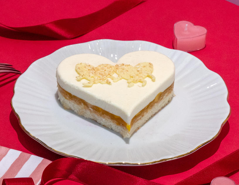 Laissez‑vous transporter sous les tropiques avec ce cœur exotique alliant mangue, coco et chocolat blanc. Sa mousse légère et délicatement parfumée renferme un insert fruité vibrant, relevé par une subtile note de gingembre. Le croustillant aux crêpes dentelles apporte une touche gourmande et contrastée. Frais, lumineux et dépaysant, c’est l’entremets idéal pour offrir une parenthèse ensoleillée à ceux que vous aimez. Disponible en solo ou en duo.