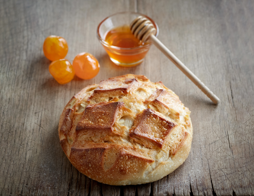 Un pain Ekmek délicatement parfumé fait à partir de levain naturel et d’une touche de miel. Les écorces de citrons et oranges confits apportent une douceur fruitée et ensoleillée. Alors que l’huile d’olive complète cette recette authentique au goût méditerranéen.