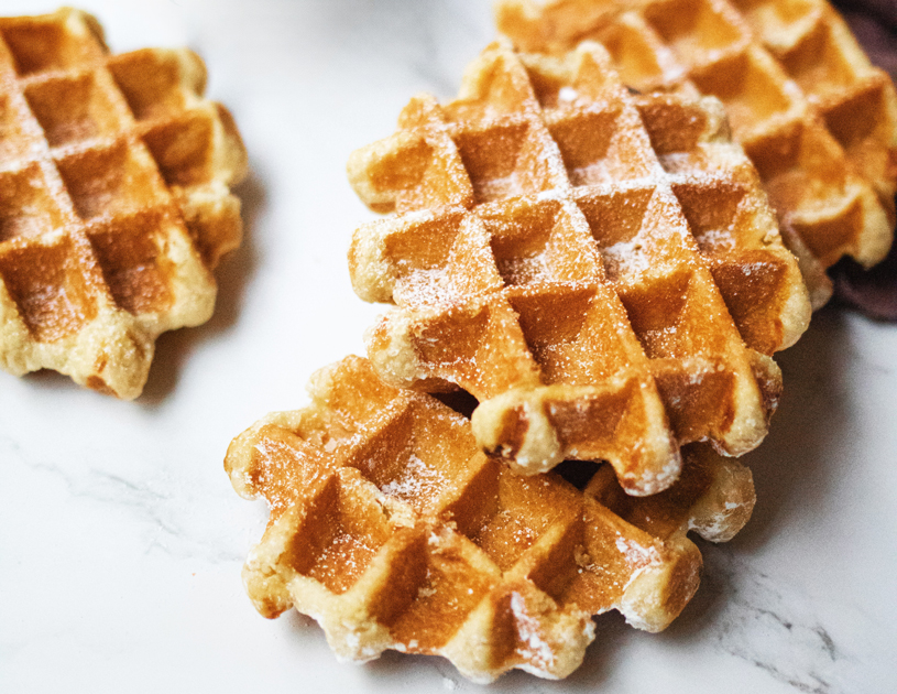 Faites le plein de gourmandise avec cette gaufre de Liège, croustillante à l’extérieur et fondante à l’intérieur. À savourer nature pour leur goût authentique, ou garnie de confiture ou de pâte à tartiner pour encore plus de plaisir. Idéale pour un goûter convivial ou une pause sucrée à partager.