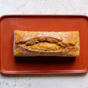 Pain moulé élaboré à partir de farine de petit épeautre, offrant une saveur douce et légèrement rustique. Sa simple composition — eau et levain naturel à base de farine de blé — lui apporte une texture moelleuse et équilibrée. Grâce à sa cuisson en moule, il révèle une mie régulière et tendre, idéale pour un usage quotidien.