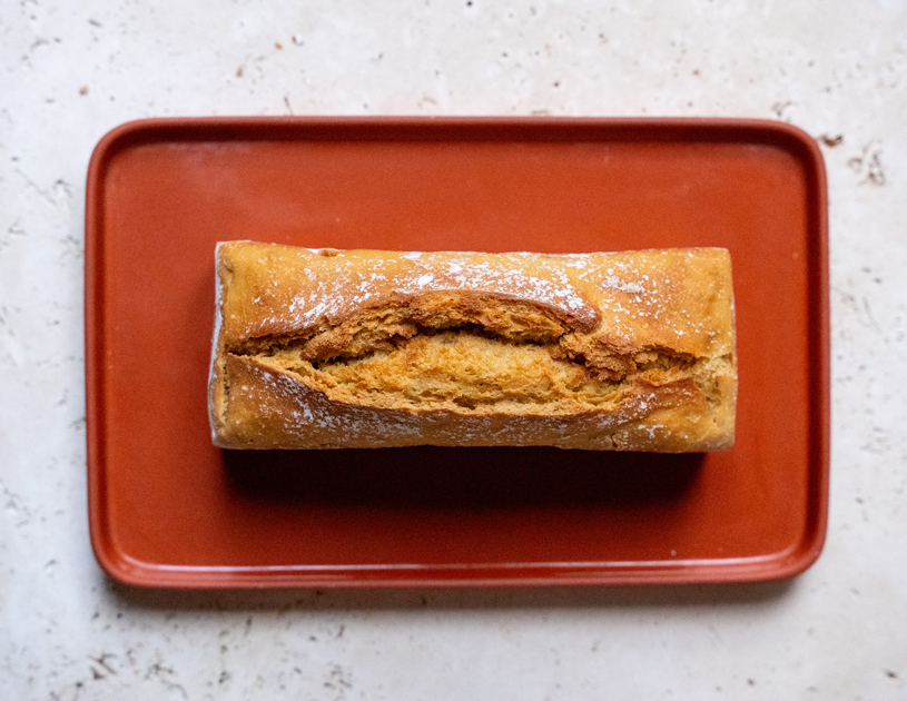 Pain moulé élaboré à partir de farine de petit épeautre, offrant une saveur douce et légèrement rustique. Sa simple composition — eau et levain naturel à base de farine de blé — lui apporte une texture moelleuse et équilibrée. Grâce à sa cuisson en moule, il révèle une mie régulière et tendre, idéale pour un usage quotidien.