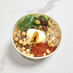 Une salade complète alliant thon, lentilles et pois chiches pour un repas sain et rassasiant. L’assaisonnement citronné et légèrement épicé met en valeur des ingrédients gourmands comme les tomates séchées, les olives et les pousses d’épinard.