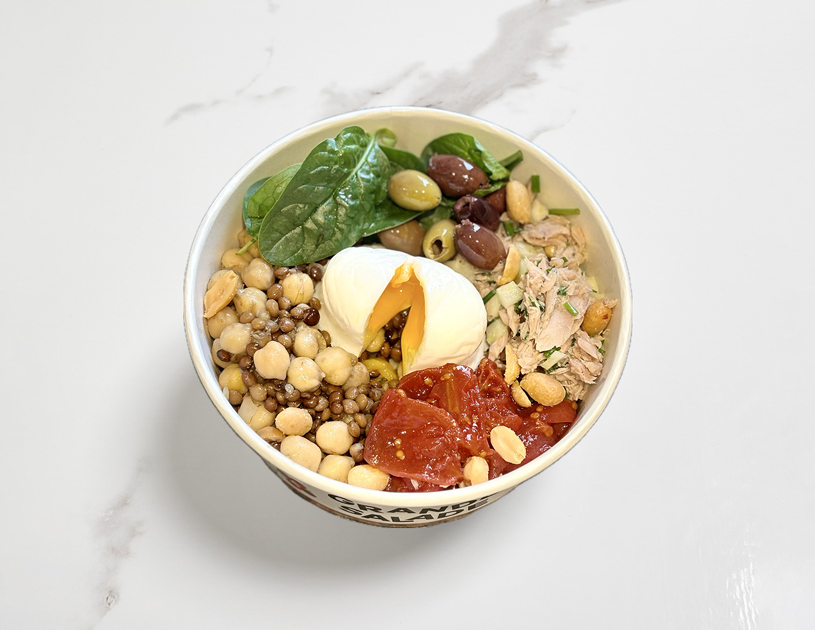 Une salade complète alliant thon, lentilles et pois chiches pour un repas sain et rassasiant. L’assaisonnement citronné et légèrement épicé met en valeur des ingrédients gourmands comme les tomates séchées, les olives et les pousses d’épinard.