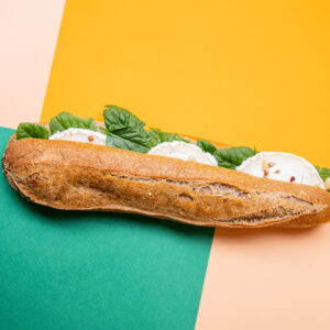 Un pain au sarrasin et kasha qui apporte une base rustique, parfumée et légèrement torréfiée. La confiture de poire s’associe au fromage de chèvre pour créer un équilibre subtil entre douceur fruitée et caractère lacté. Les pousses d’épinards et les pignons de pin ajoutent fraîcheur, croquant et élégance à cette création gourmande.